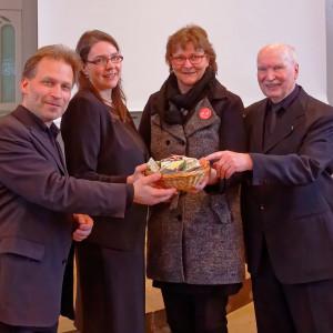 Spende für "Willkommen in Wermelskirchen" (Kantor Pumpa, Jutta Benedix (Kammerchor), Dorothea Hoffrogge (Willkommen in Wermelskirchen), Karl-Wilhelm Wilke (Posaunenchor)